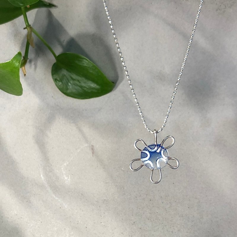 Flower pendant made of silver and glass. Handmade and unique. - สร้อยคอ - เงินแท้ 