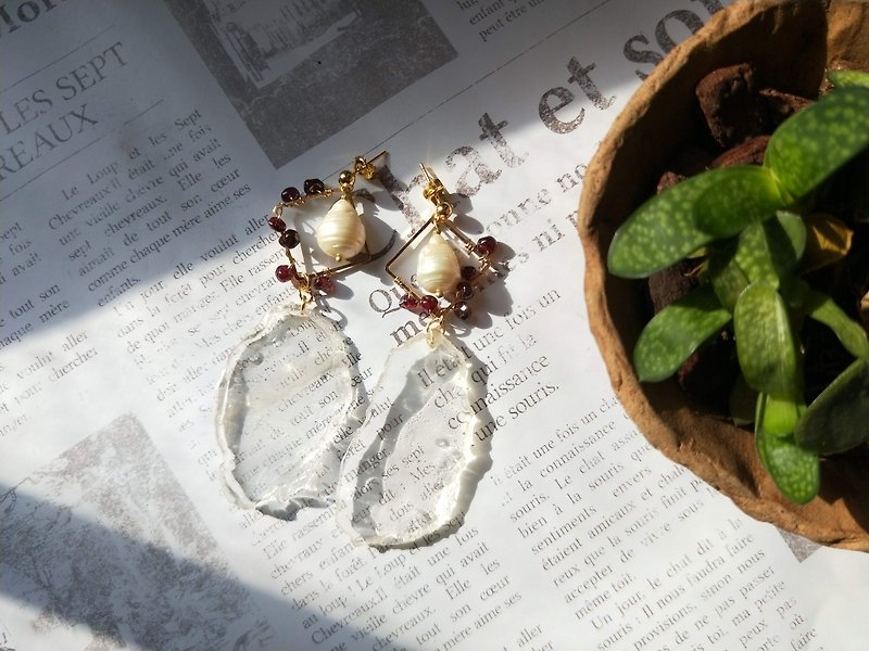 earring. Pearl*Pomegranate Irregular Transparent Resin Ear Pins Earrings Earrings - ต่างหู - เรซิน สีใส