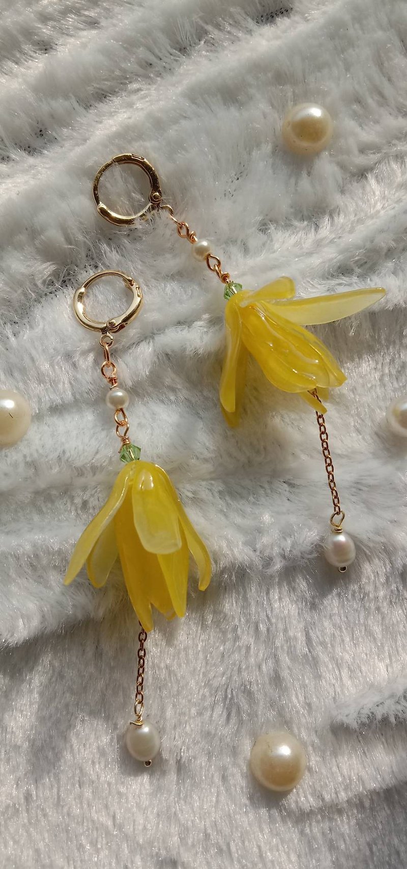 White Champaka earring - Earrings & Clip-ons - Resin Yellow