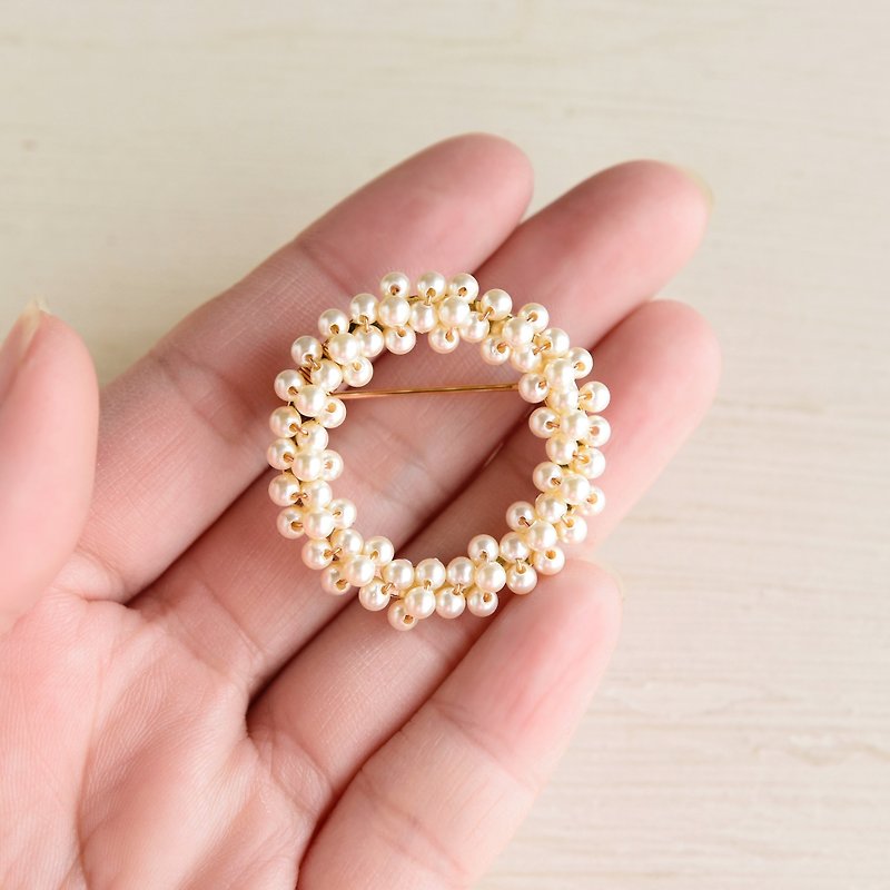 [Brooch] Glass pearl wreath - Brooches - Gemstone White