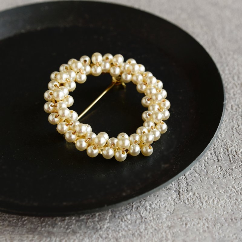 [Brooch, S size] Glass pearl wreath - Brooches - Gemstone White