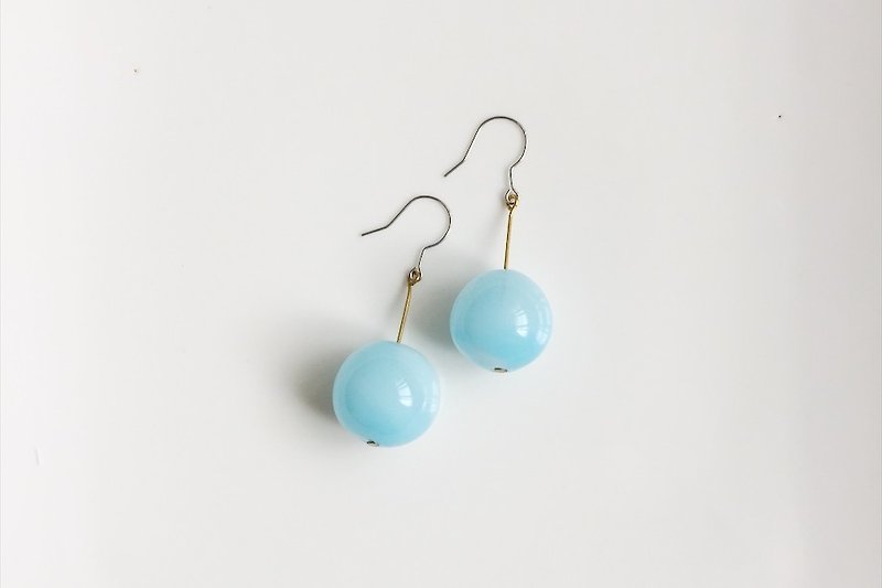 sky bubble 天藍色玻璃球造型耳環 - 耳環/耳夾 - 玻璃 藍色