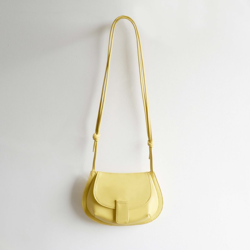 Yellow Horseshoe Crossbody Bag - 側背包/斜孭袋 - 其他材質 黃色