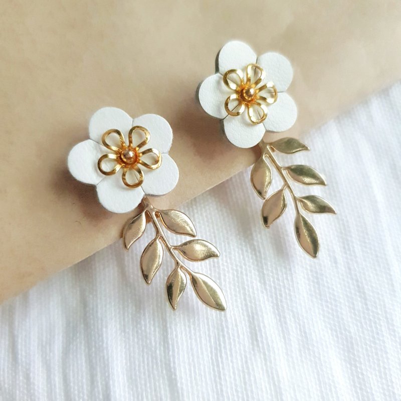 Leather Series-Winter Monologue Leather Flower Earrings/ Clip-On - ต่างหู - หนังแท้ ขาว