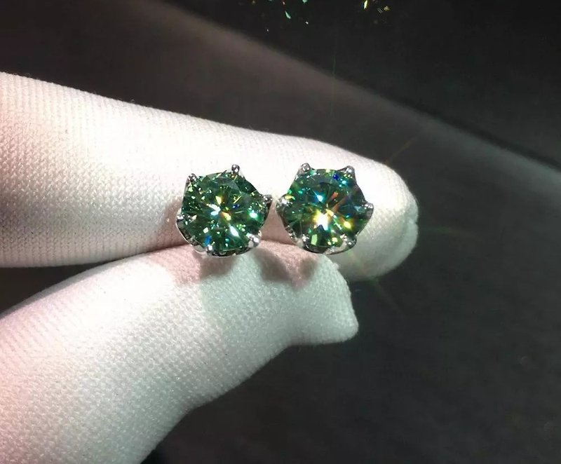Green Moissanite Earrings, D Color Green Moissanite Studs, 1 Ct Each Total 2 CT - ต่างหู - โลหะ สีเงิน