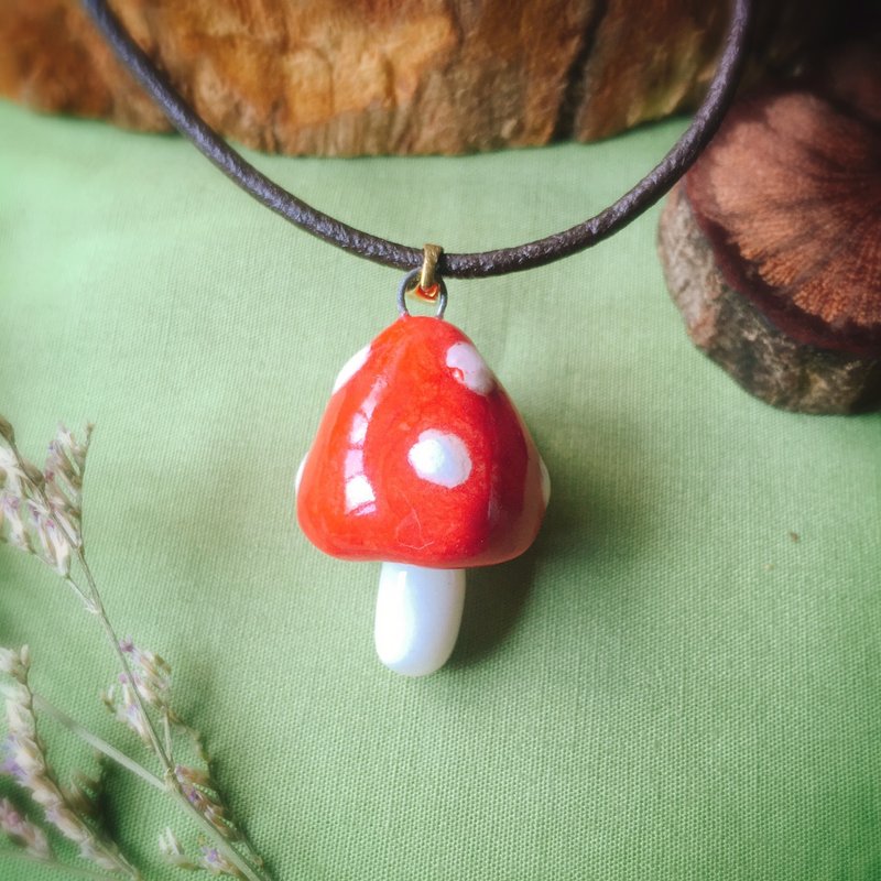 [Fragrance diffuser necklace] Perfume essential oil necklace-red and white dotted mushrooms | Handmade pottery | Fragrance diffuser - Necklaces - Porcelain Red