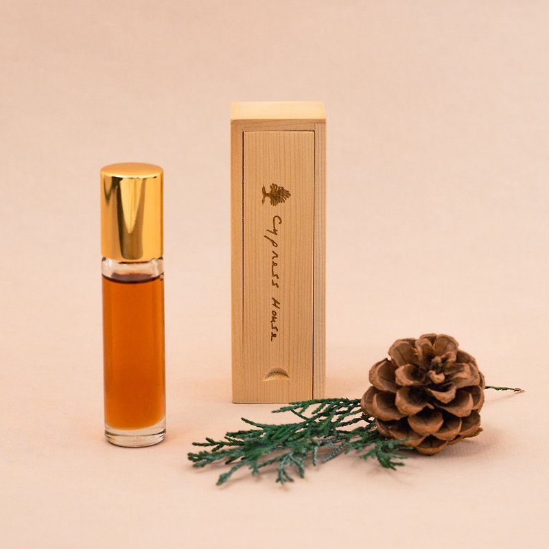 Upcoming revision・Final clearance/Taiwanese cypress natural essential oil rolling ball massage bottle - น้ำหอม - วัสดุอื่นๆ สีนำ้ตาล