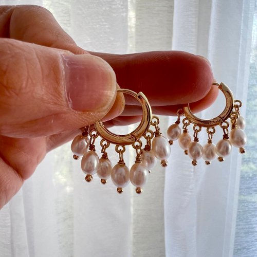 Ellajo Bijoux 搖曳微光 垂墜天然珍珠圈耳環