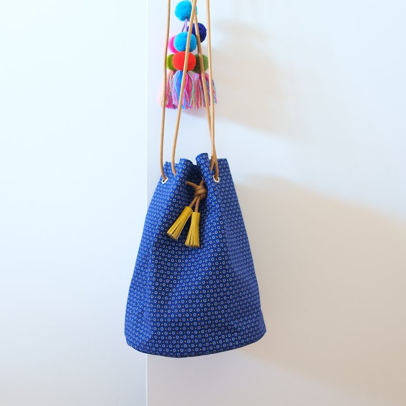 African shweshwe buscket bag - กระเป๋าถือ - ผ้าฝ้าย/ผ้าลินิน สีน้ำเงิน