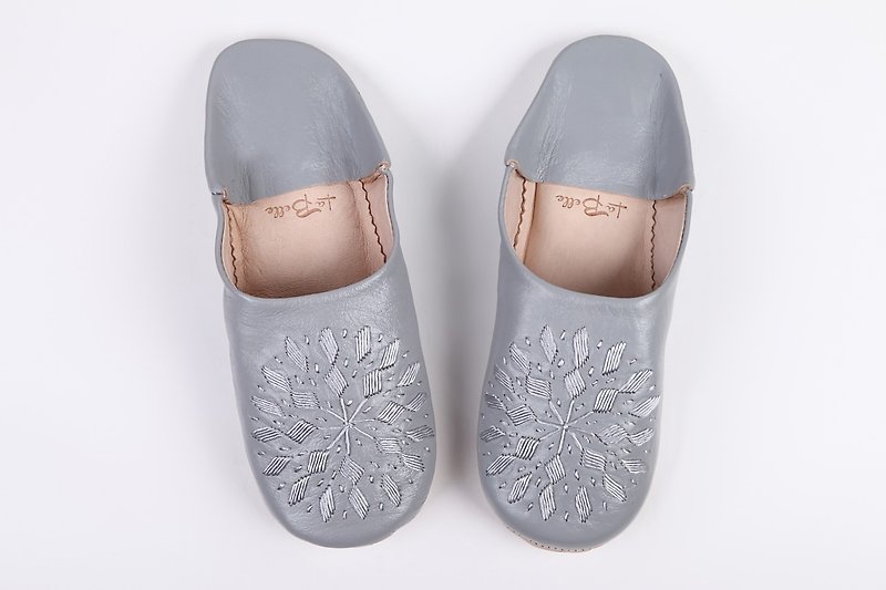 Babouche / Slipper / 拖鞋 / beautiful embroidery handmade baboosh / Broad Lee / gray / slippers / leather - อื่นๆ - หนังแท้ สีเทา