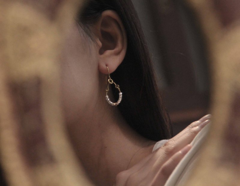 Glass bead vintage horseshoe earrings - ต่างหู - ทองแดงทองเหลือง 