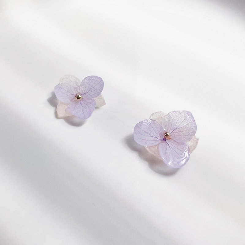 Purple and white hydrangea real flower dried flower earrings/ Clip-On/ear needles - ต่างหู - พืช/ดอกไม้ สีม่วง