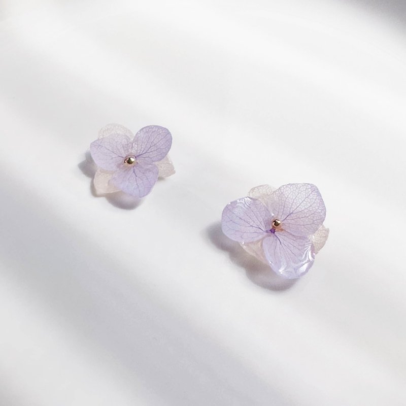 Purple and white hydrangea real flower dried flower earrings/ Clip-On/ear needles - ต่างหู - พืช/ดอกไม้ สีม่วง