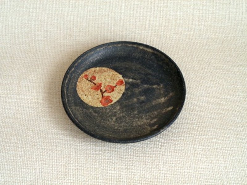 Plate with gold and silver coloring and red plum blossoms - จานและถาด - ดินเผา สีดำ