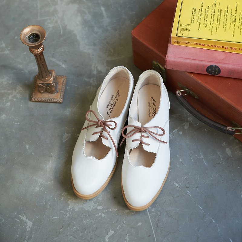 [British lace style] Oxford lace women's shoes. Ivory - Women's Oxford Shoes - Genuine Leather White