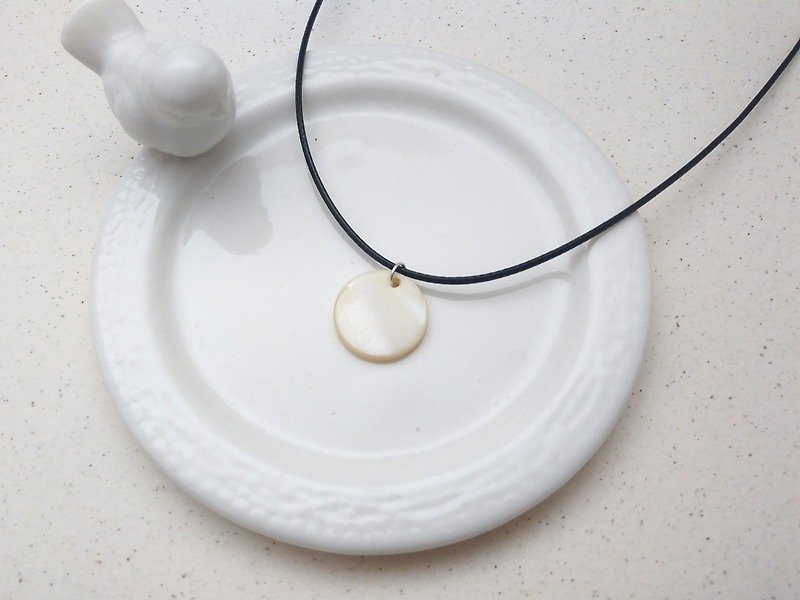 Wax thread necklace 1.5cm shell disc Wax rope thin thread - Collar Necklaces - Other Materials White