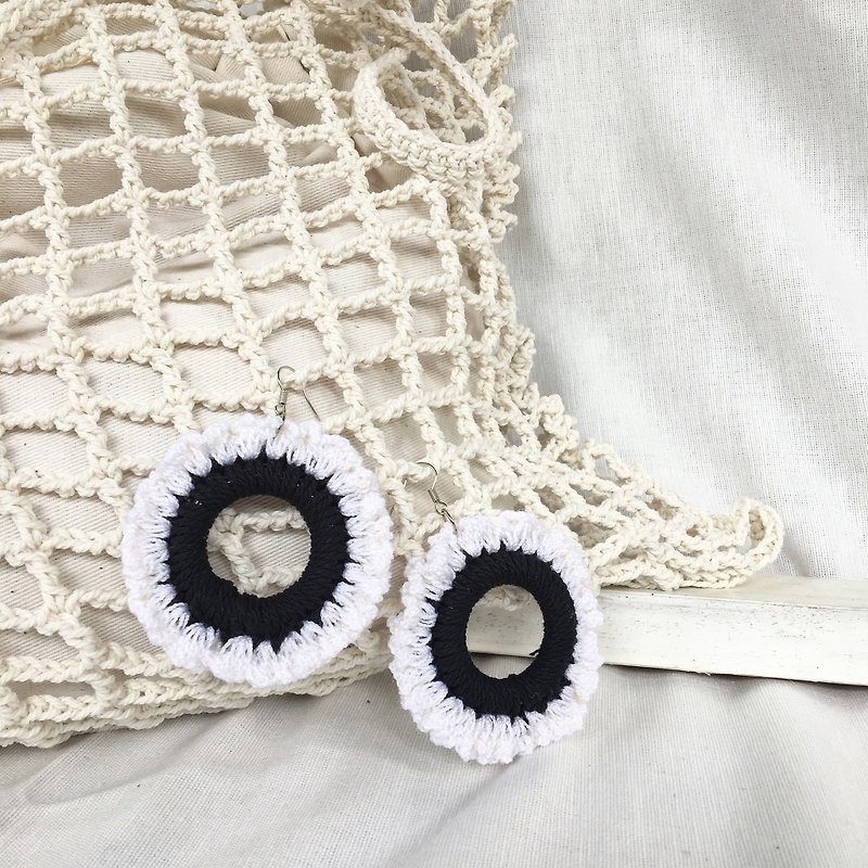 Black-White B crochet earring - 耳環/耳夾 - 棉．麻 黑色