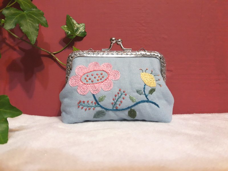 芙蓉花刺繡口金包 (淺藍色) - 零錢包/小錢包 - 棉．麻 藍色