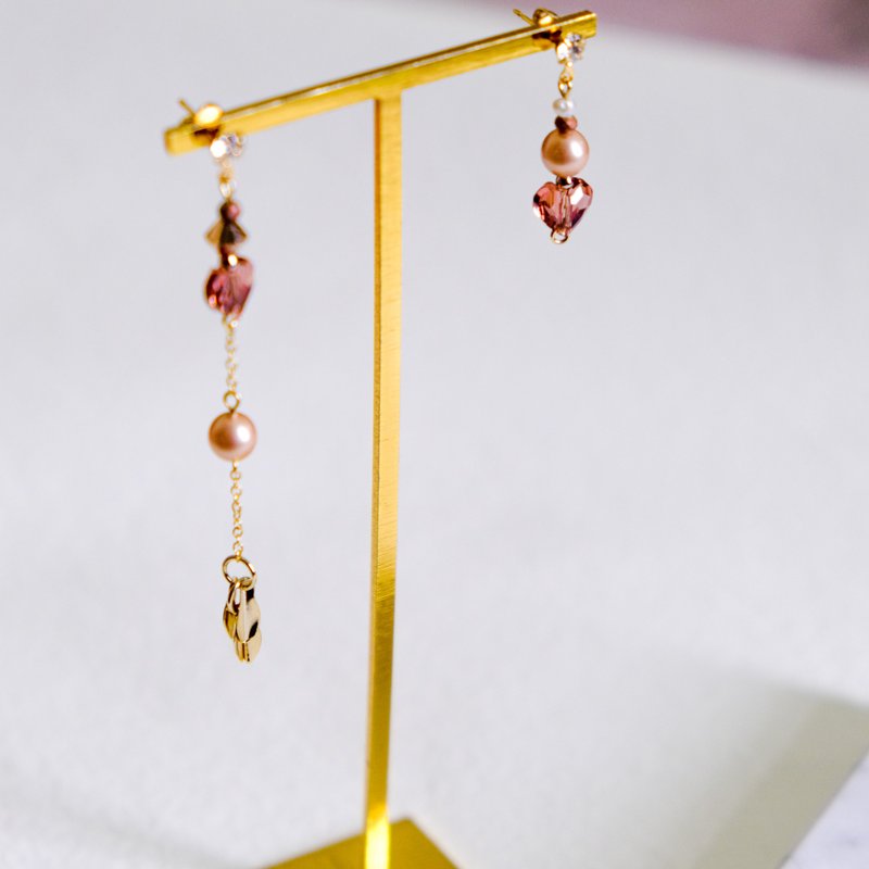 Nara | Swarovski 蜜桃粉心型水晶不對稱耳環 | 小巧迷人 - 耳環/耳夾/耳骨夾 - 水晶 金色