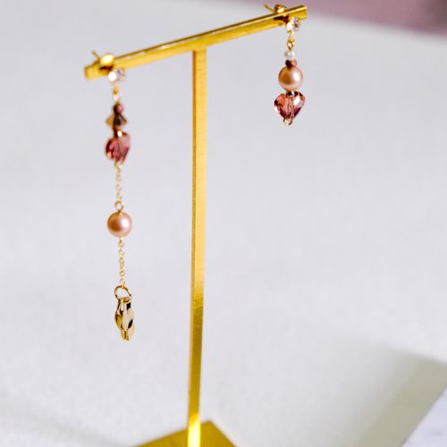 meraki design Nara | Swarovski 蜜桃粉心型水晶不對稱耳環 | 小巧迷人