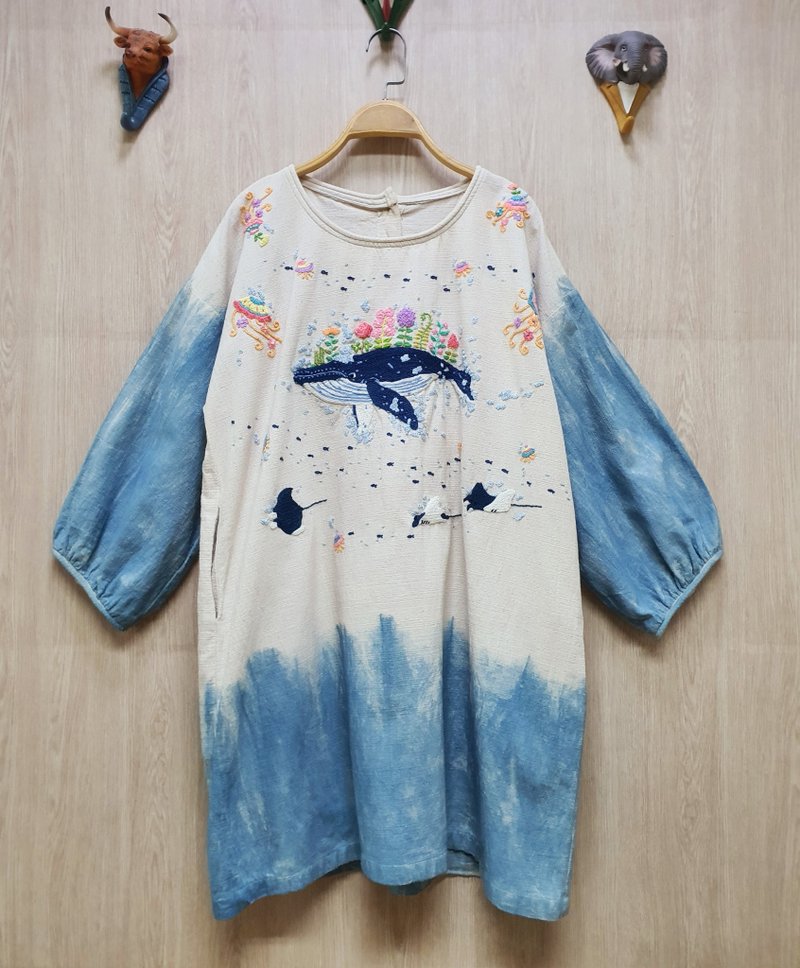 手工刺繡連衣裙、亞麻麵料、鯨魚、海洋、海洋、幻想 - 洋裝/連身裙 - 繡線 藍色