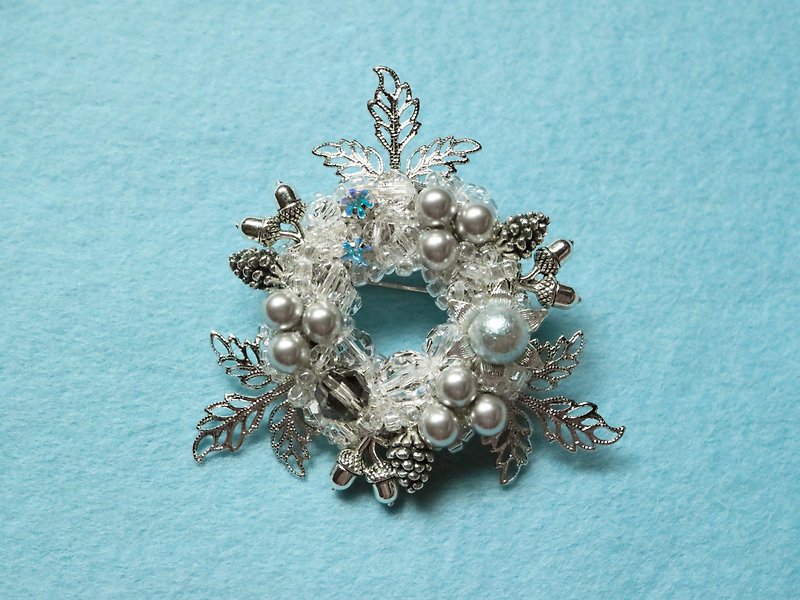 Snow Night Brooch Austrian Crystal Glass Pearl Leaf Flower lover Pinecone Acorn Wreath Silver Silver Gray Ash Snowflake Matching Link Coord - Brooches - Glass Silver
