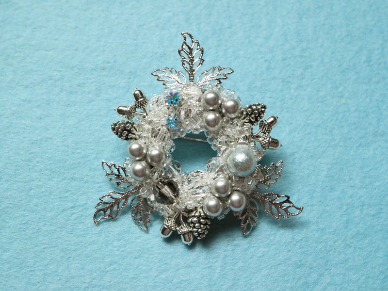 Snow Night Brooch Austrian Crystal Glass Pearl Leaf Flower lover Pinecone Acorn Wreath Silver Silver Gray Ash Snowflake Matching Link Coord - เข็มกลัด - แก้ว สีเงิน