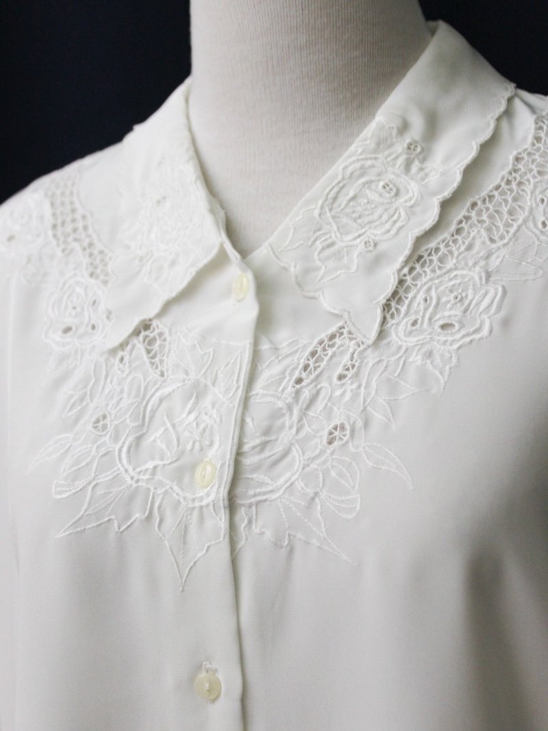 【RE0916T205】 early autumn Japan retro geometric embroidery white ancient shirt - Women's Shirts - Polyester White