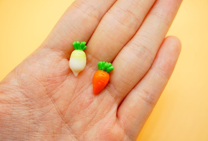 MoonMade Polymer Clay Miniature Carrot Stud Earrings Ear Clip Drop Earrings - ต่างหู - ดินเหนียว สีแดง