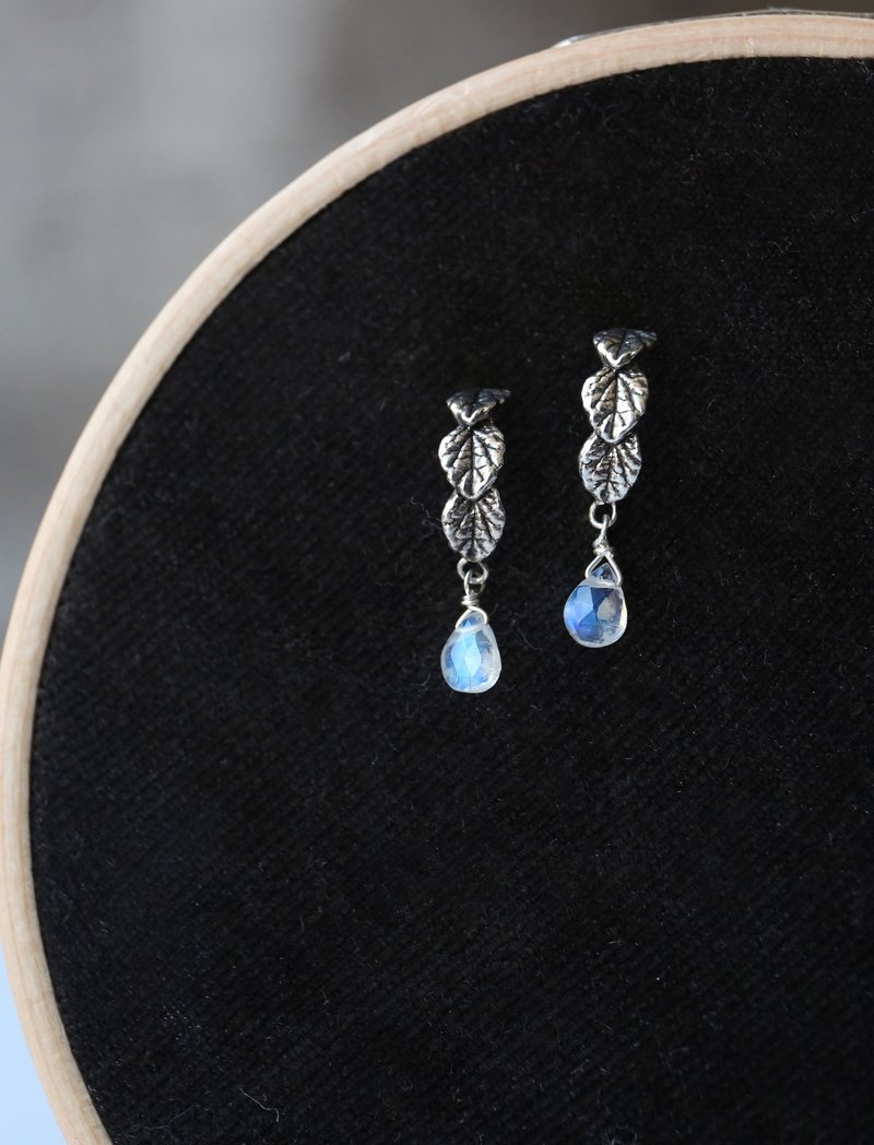 Sterling Silver Lantana Leaf and Moonstone Earrings - ต่างหู - เงินแท้ สีเงิน