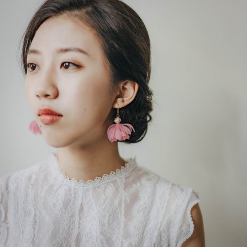 艸化工事 Maison du Corsage Patricia 芭蕾舞伶粉色紗棉花珍珠短耳環