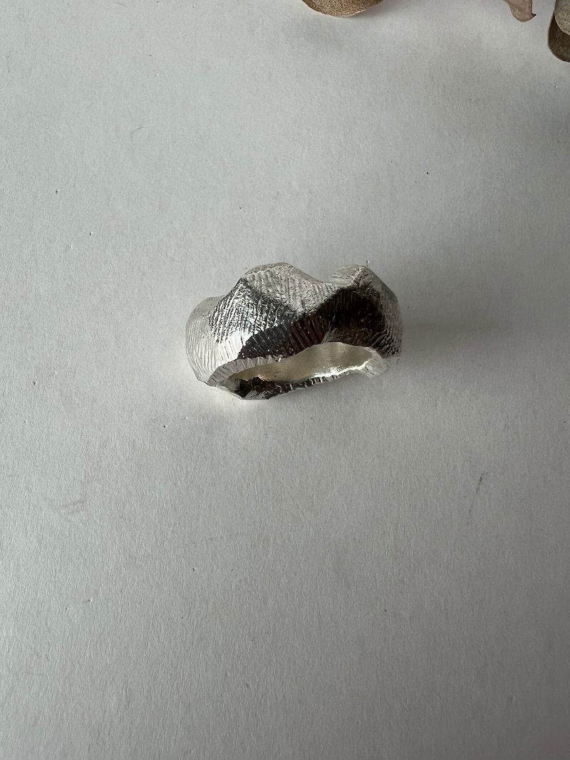 Handmade Ring - Oblique Ore Rock - Sterling Silver Ring - แหวนทั่วไป - เงินแท้ สีเงิน