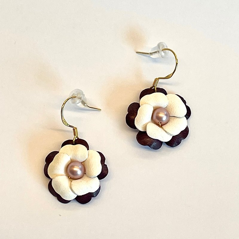 Leather flower earrings two-tone cherry blossom Austrian pearl earrings - ของวางตกแต่ง - หนังแท้ หลากหลายสี
