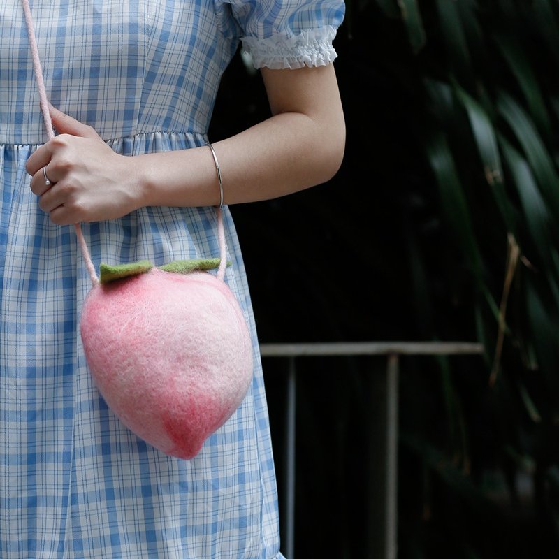 Ke Ren handmade felt peach bag shoulder diagonal portable small bag pure wool mini cute sweet girl bag - กระเป๋าแมสเซนเจอร์ - ขนแกะ 