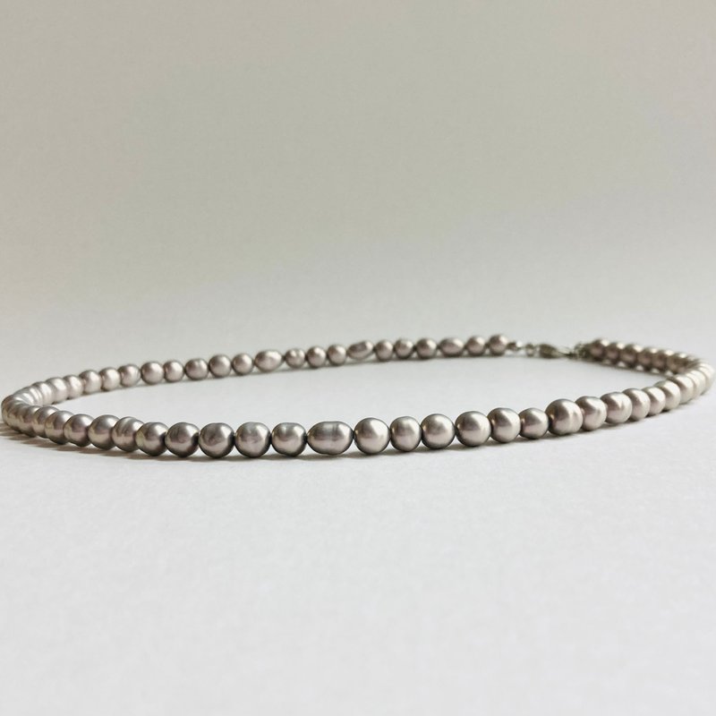 ガラスバロックパールネックレスM/約6.5mm約45cm+5cm/ペールライラックグレー/made in japan - 項鍊 - 玻璃 紫色