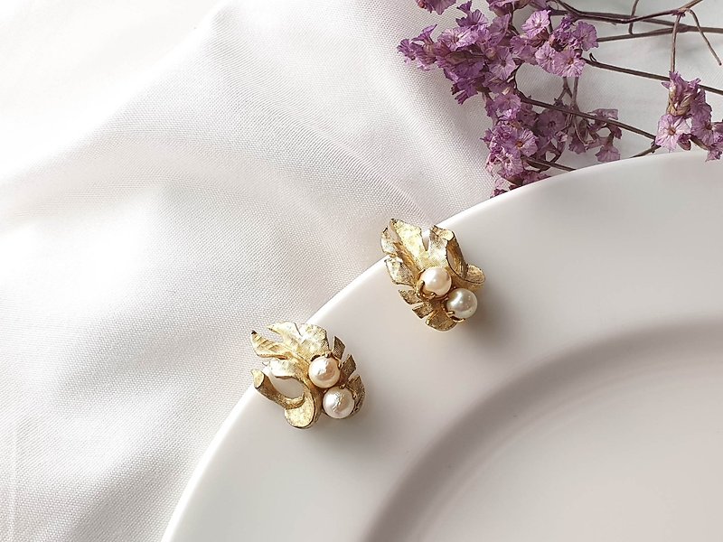 [The United States brought back Western antique jewelry] 1980s vintage pearl clip-on earrings - ต่างหู - โลหะ 