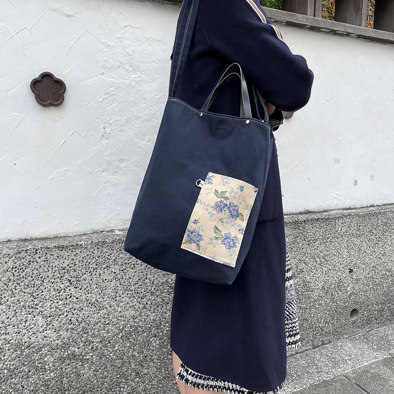 Dark blue floral canvas double bread / Wenqing bag / handbag / shoulder bag - กระเป๋าแมสเซนเจอร์ - ผ้าฝ้าย/ผ้าลินิน สีน้ำเงิน