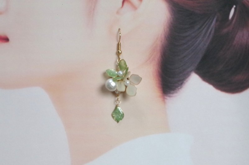 マニキュアフラワーの紫陽花とコットンパールのピアス・アナベル - 耳環/耳夾/耳骨夾 - 其他材質 綠色