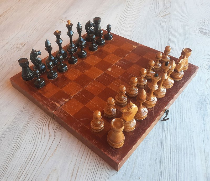 Soviet old chess set Zvenigorod — vintage Russian wooden chess set 1950s-1960s - 桌遊/卡牌 - 木頭 