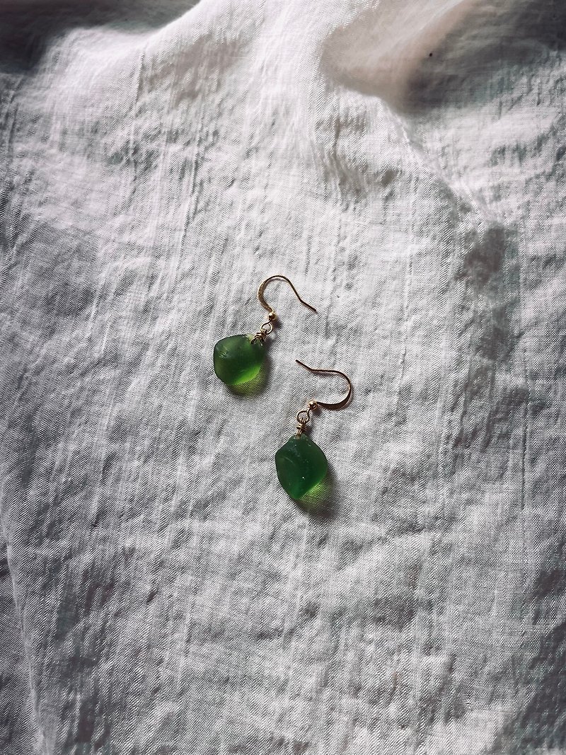 【Travel Glass-You Shaking You】Sea Glass Dangle Earrings - Earrings & Clip-ons - Glass Green