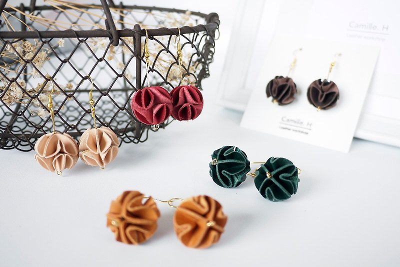 Fast Shipping丨Hydrangea's Secret Leather Earrings丨Handmade Interchangeable Clip-On丨 - ต่างหู - หนังแท้ สีแดง