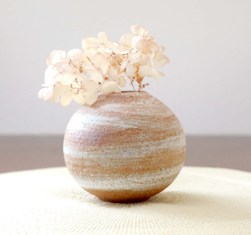 Wood-fired kiln fired brushed patterned ware vase, sphere - เซรามิก - ดินเผา สีนำ้ตาล