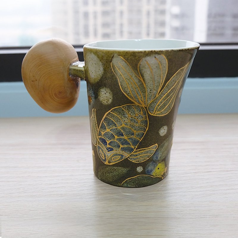 Mother's Day gift. Fantasy goldfish wooden hand painted mug. - แก้วมัค/แก้วกาแฟ - เครื่องลายคราม 