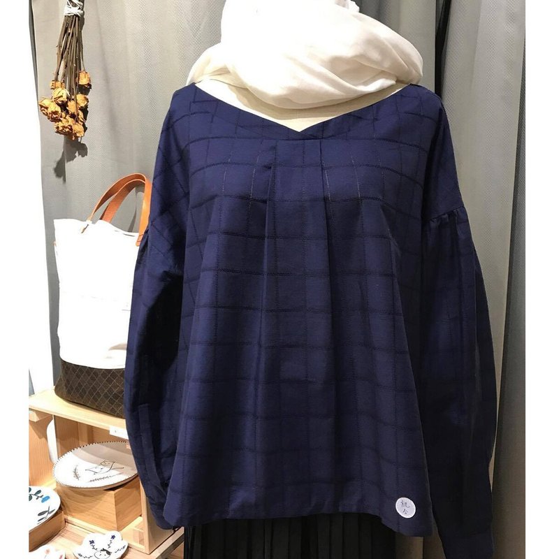 親合 | Partial Affinities V領後綁帶棉質造型上衣 （格子靛） - 女上衣/長袖上衣 - 棉．麻 