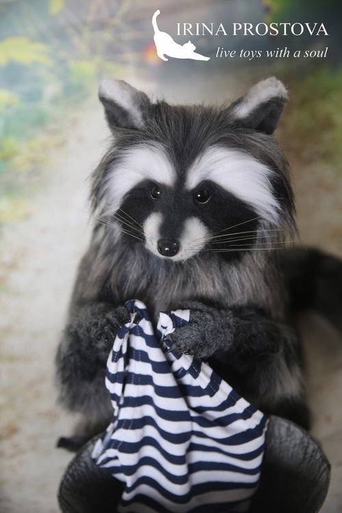 アライグマのリアルなおもちゃ。ぬいぐるみ。ポーズ可能なアート