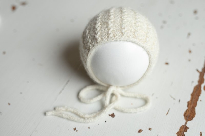 White hat for newborn girls:the perfect outfit for a little girl - 嬰兒手鍊/飾品 - 其他材質 白色