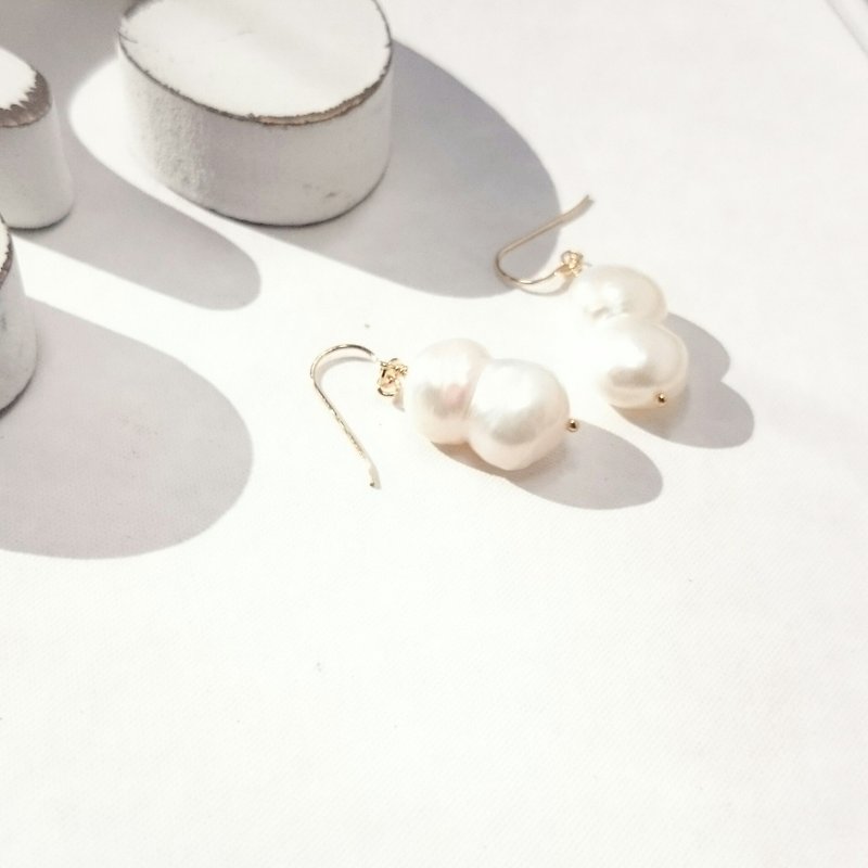 14kgf*TWIN freshwater pearl pierced earring/earring - Earrings & Clip-ons - Gemstone White