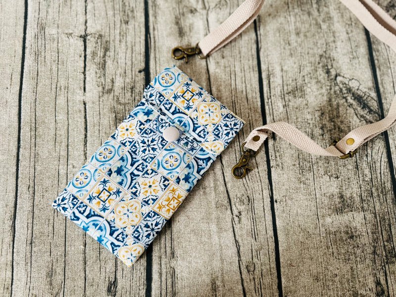 Handmade Phone case with Adjustable strap, Japanese vintage pattern - กระเป๋าแมสเซนเจอร์ - ผ้าฝ้าย/ผ้าลินิน สีน้ำเงิน