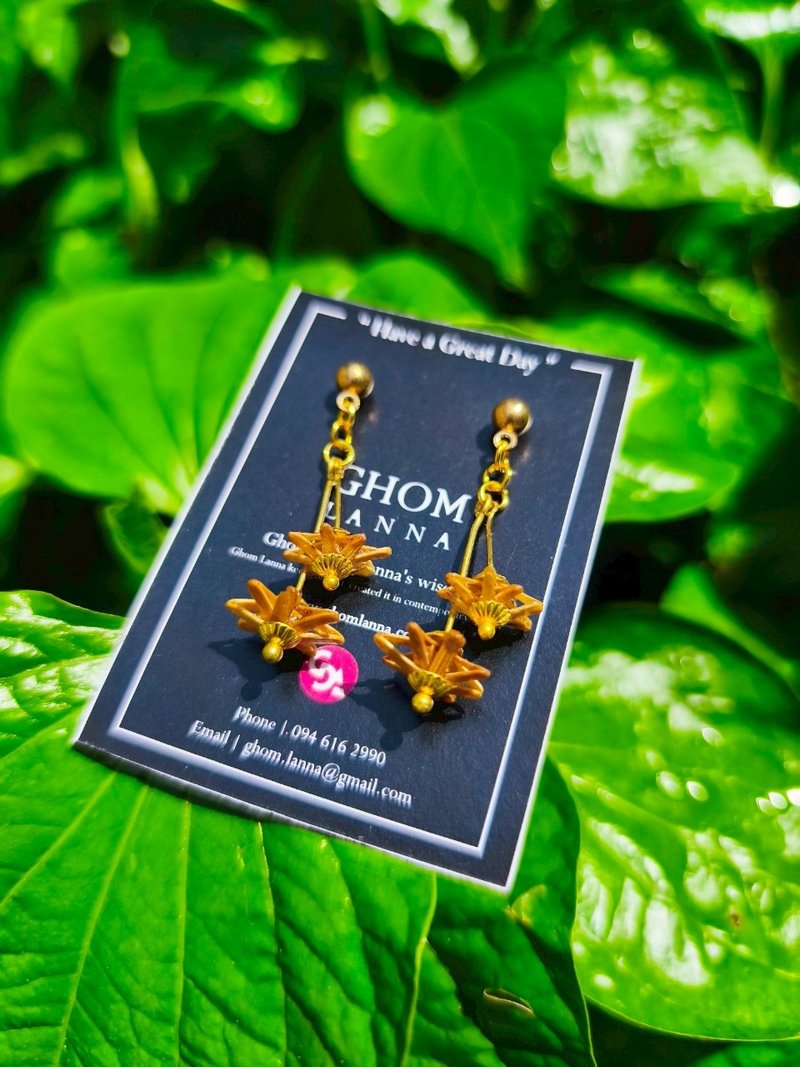 Dok Sai-lom Khom Thong Earrings - 耳環/耳夾/耳骨夾 - 竹 金色