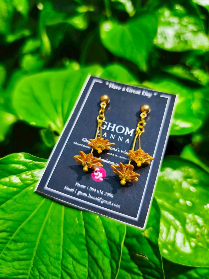Dok Sai-lom Khom Thong Earrings - 耳環/耳夾/耳骨夾 - 竹 金色